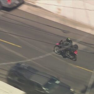 Motorcyclist stands up on bike during pursuit