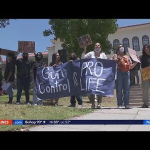 Pasadena students hold walkout to protest gun violence