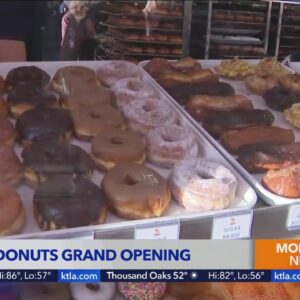 Randy’s Donuts opens in Burbank