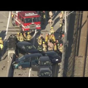 Sky5: 1 dead in eight-vehicle pileup on 105 freeway