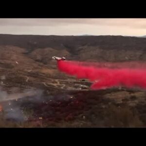 Video shows impressive back-to-back slurry drops on Fairview Fire