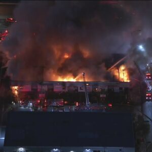 Commercial building burns in Huntington Park
