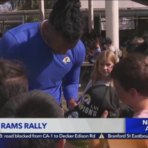 L.A. Rams players, mascot visit Third Street Elementary School