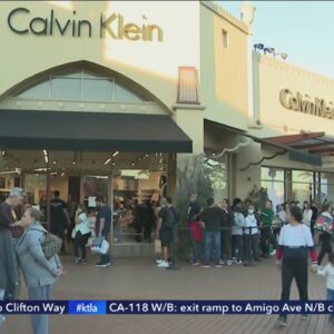 Last-minute holiday shoppers flock to L.A. malls