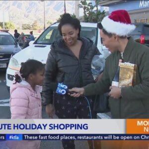 Shoppers hustle to finish gift-gathering before Christmas