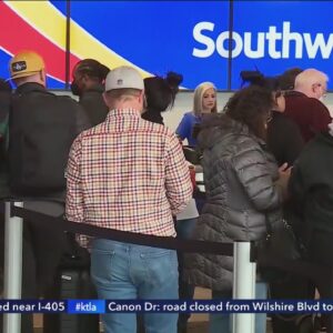 Southwest Airlines offers apology, frequent-flyer points after holiday meltdown