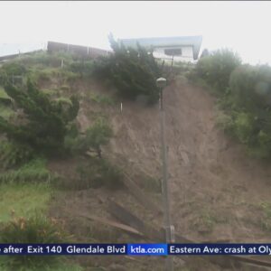 Baldwin Hills mudslide traps cars, leaves home dangerously close to edge