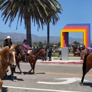 Parade-goers stick around to watch riders return to start of El Desfile Historico