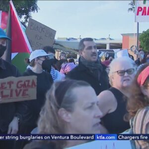 Protesters calling for ceasefire in Gaza block roads near LAX Airport