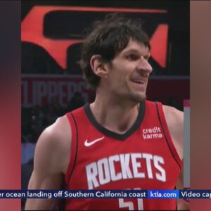 Houston Rockets Boban Marjanović appears to intentionally miss free throw to give Clippers fans free