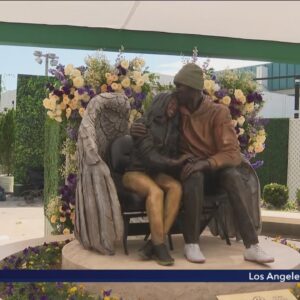 Lakers unveil statue of Kobe and Gianna Bryant