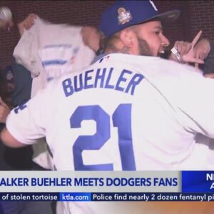 Fans wait hours for meet-and-greet with Dodgers World Series hero