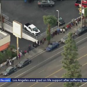 Thousands wait in line for Honey Baked Ham