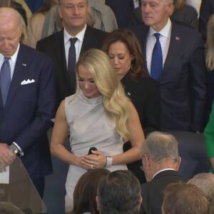 Carrie Underwood endures technical mishap at inauguration